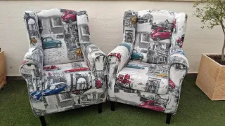 Dos sillones con estampado de coches