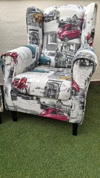 Dos sillones con estampado de coches