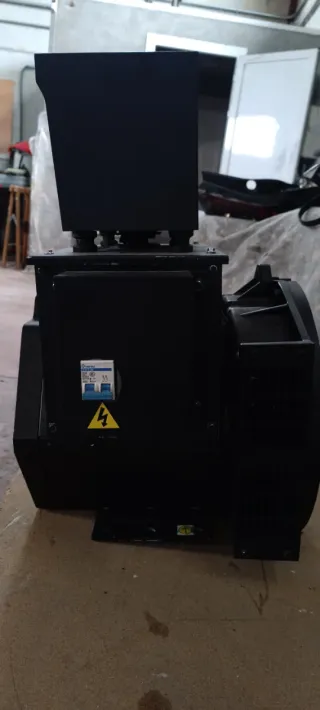 Generador alternador dinamo con voltímetro