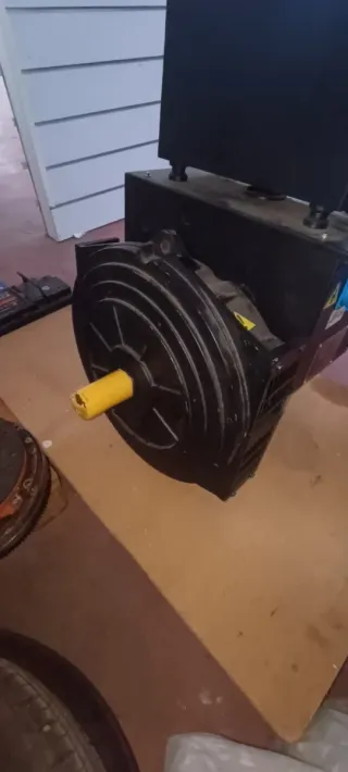 Generador alternador dinamo con voltímetro