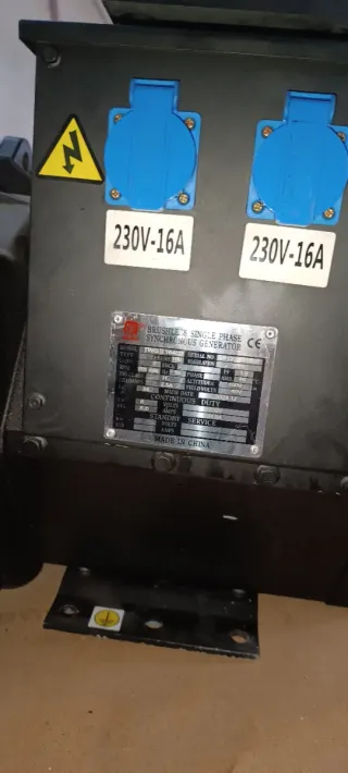 Generador alternador dinamo con voltímetro