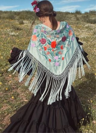 Mantoncillo Flamenco Flores Bordadas