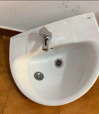 Lavabo Roca Victoria con pedestal y grifo