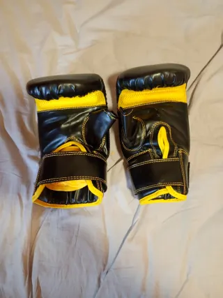 Guantes de boxeo negros y amarillos