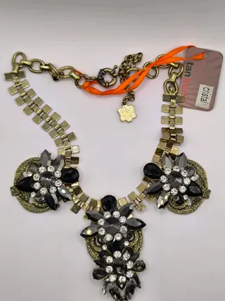Collar con piedras negras y doradas
