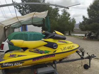 Moto de agua Sea-Doo GTX amarilla con remolque