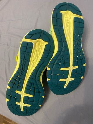 Zapatillas ASICS verdes y amarillas