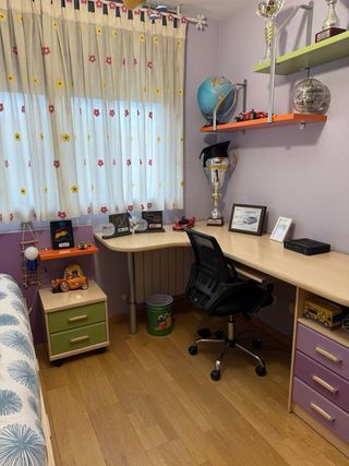 Habitación juvenil con escritorio y estanterías