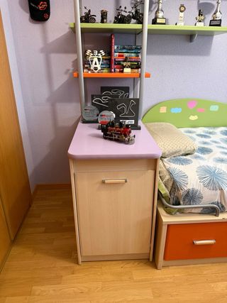 Habitación juvenil con escritorio y estanterías