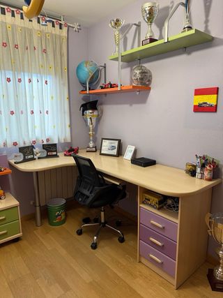 Habitación juvenil con escritorio y estanterías