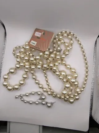 Collar y pendientes de perlas
