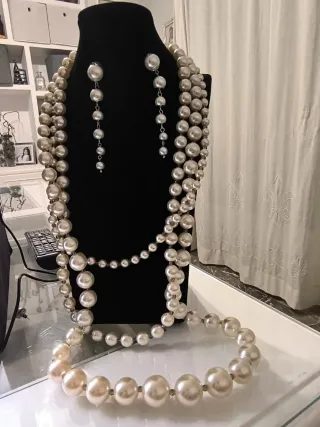 Collar y pendientes de perlas
