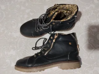 Botines negros con cordones y forro estampado