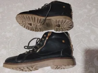 Botines negros con cordones y forro estampado
