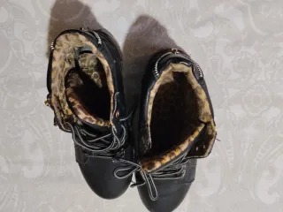 Botines negros con cordones y forro estampado