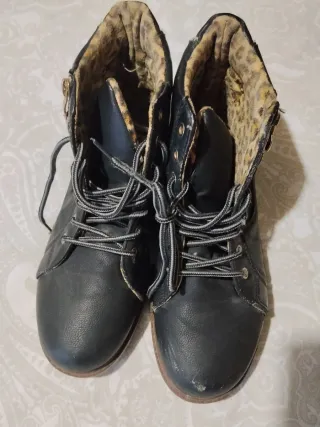 Botines negros con cordones y forro estampado