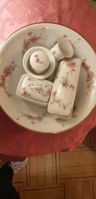 Prezioso set di porcellana antica con delicato disegno floreale