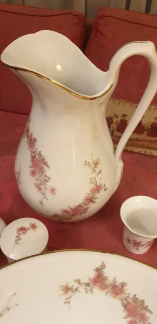 Prezioso set di porcellana antica con delicato disegno floreale