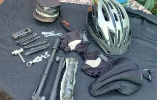 Casco, funda sillín y herramientas bici