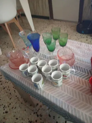 Juego de copas y tazas de cristal y cerámica