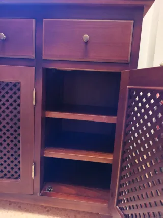 Mueble de madera maciza marrón