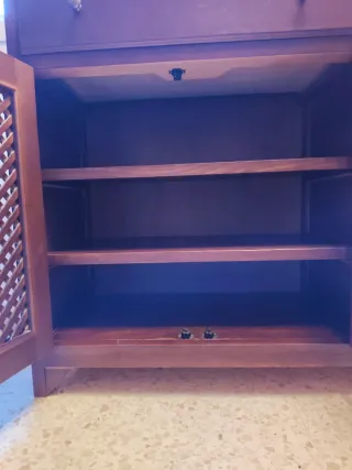 Mueble de madera maciza marrón