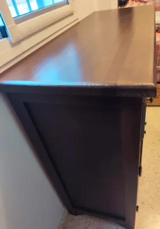 Mueble de madera maciza marrón