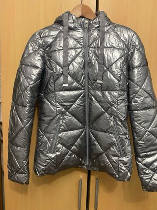 Chaqueta plateada acolchada con capucha