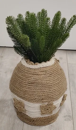 Jarrón artesanal de yute y tela de saco