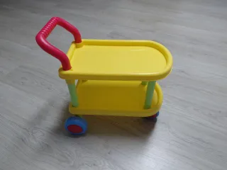 Carrito de juguete amarillo