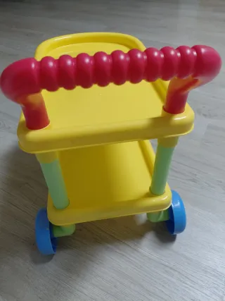 Carrito de juguete amarillo