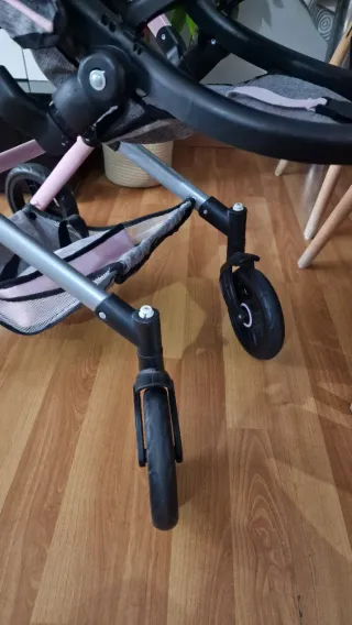 Carro de muñecas rosa y gris