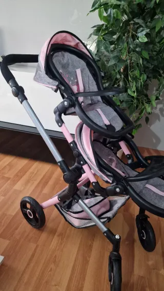 Carro de muñecas rosa y gris