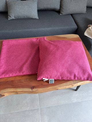 Cojines decorativos tela rosa. Hay 4