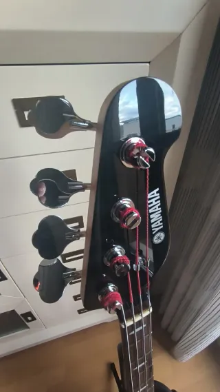 Bajo Eléctrico Yamaha BB614 Negro