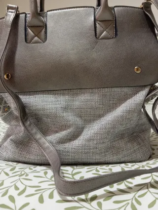 Bolso gris grande de mano y hombro