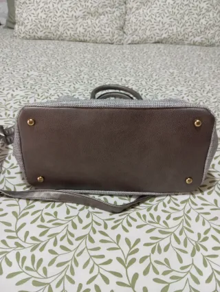 Bolso gris grande de mano y hombro