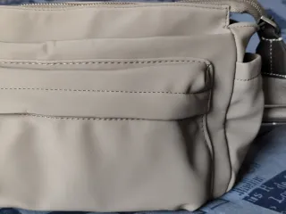 Bolso bandolera beige con bolsillos