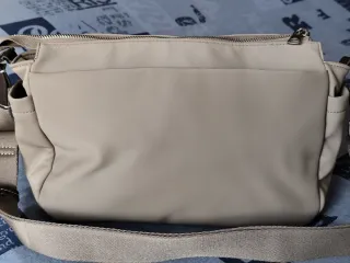 Bolso bandolera beige con bolsillos