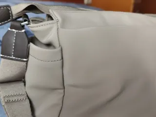 Bolso bandolera beige con bolsillos