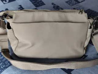 Bolso bandolera beige con bolsillos