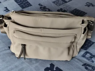 Bolso bandolera beige con bolsillos