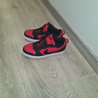 Zapatillas Nike Negras y Rojas nuevas