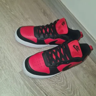 Zapatillas Nike Negras y Rojas nuevas