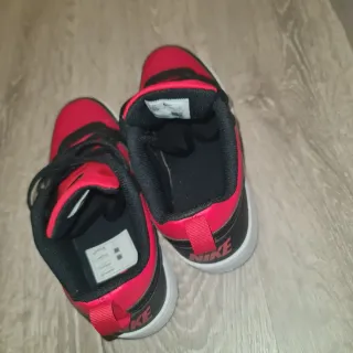 Zapatillas Nike Negras y Rojas nuevas