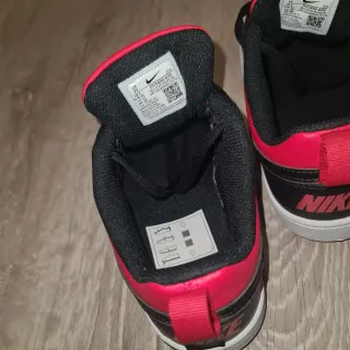 Zapatillas Nike Negras y Rojas nuevas