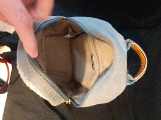 Mochila pequeña beige y verde caqui.