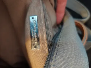 Mochila pequeña beige y verde caqui.