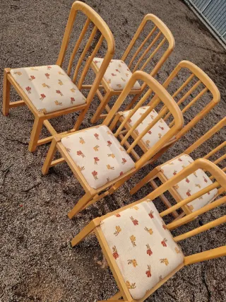 Sillas de madera con estampado floral