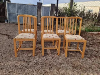 Sillas de madera con estampado floral